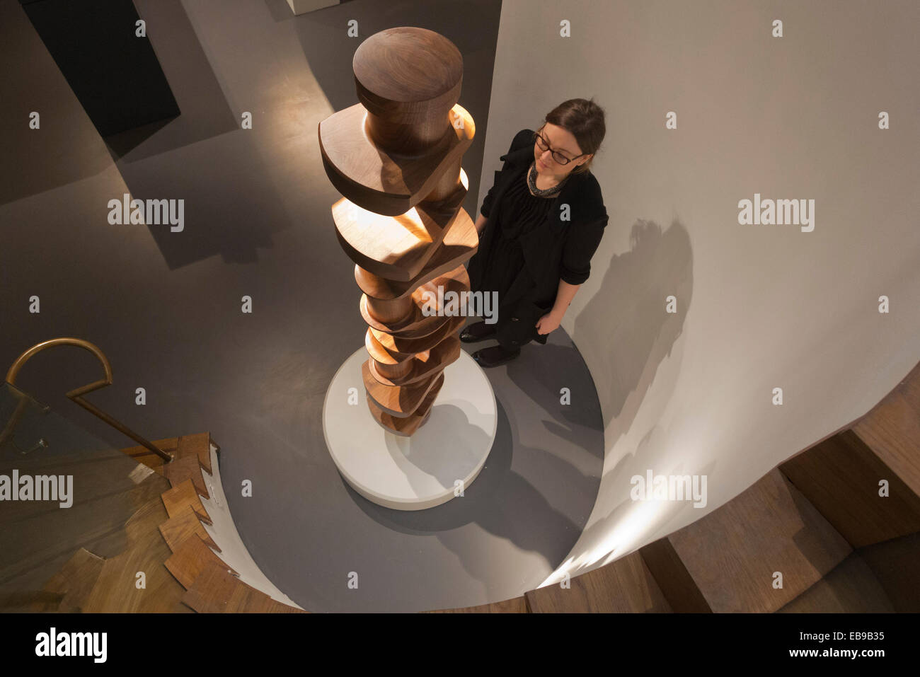 Albero a gomiti in American il legno di noce. Anteprima di Angela Palmer assolo mostra 'L'adrenalina" presso la raffinata arte della società. Foto Stock