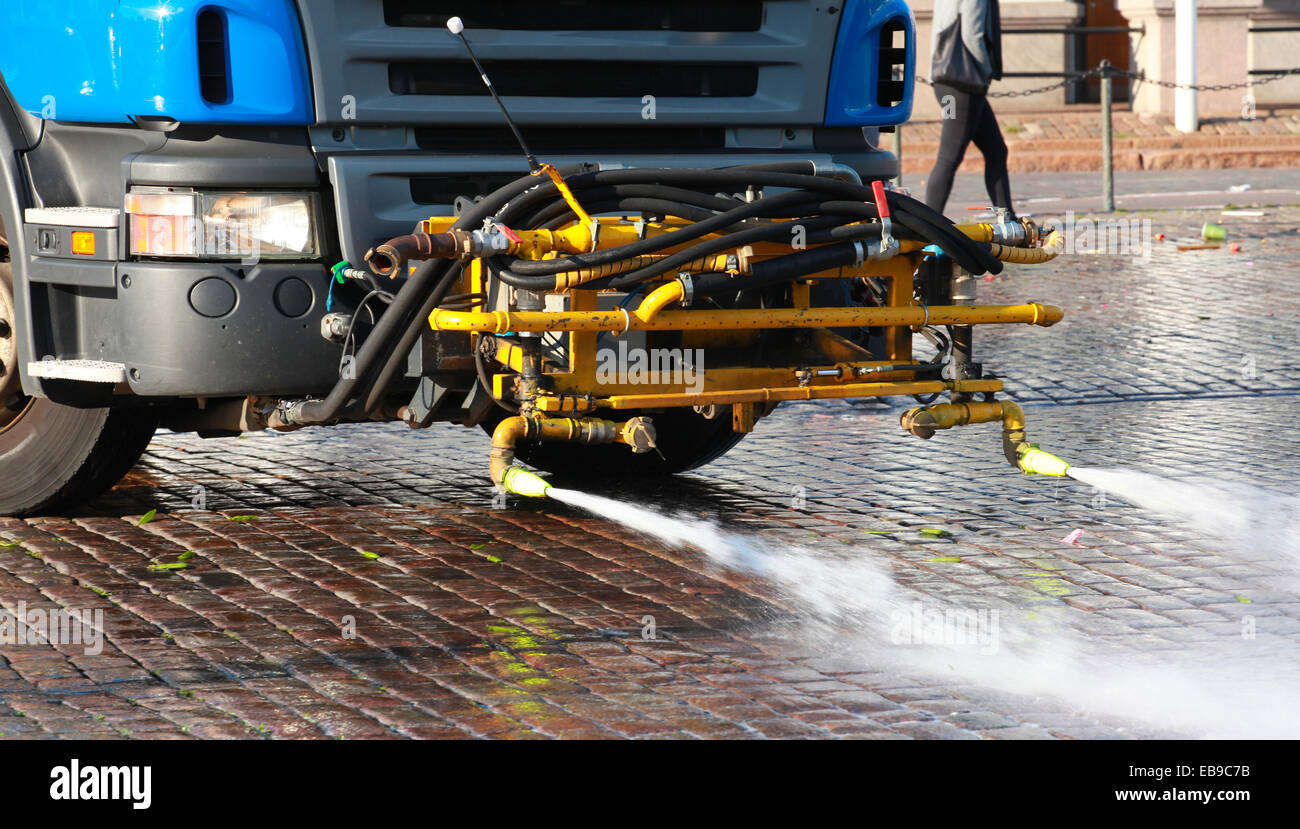 Equipaggiamento speciale montato sul carrello per la pulizia delle strade con getti d'acqua Foto Stock