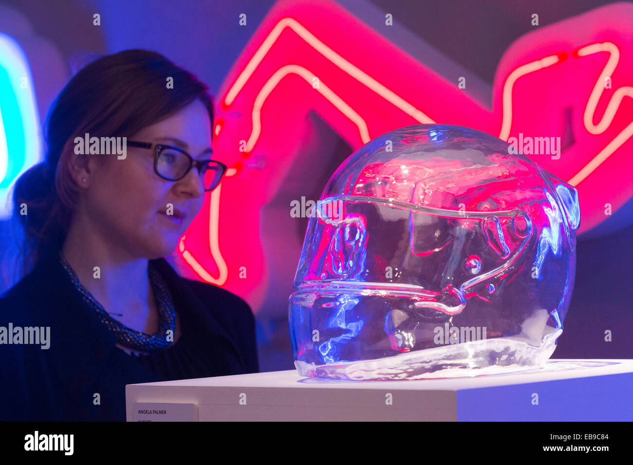 Casco di vetro di un pilota di Formula 1 con le insegne al neon dei circuiti di Formula 1. Angela Palmer assolo mostra 'L'adrenalina', arte Foto Stock