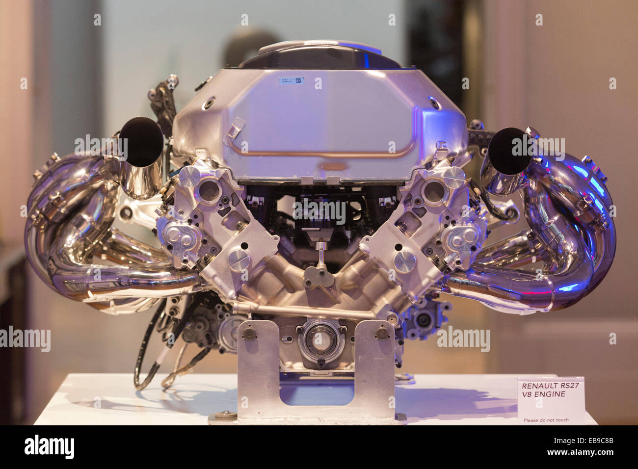 Motore V8. Anteprima di Angela Palmer assolo mostra 'L'adrenalina" presso la raffinata arte della società. Foto Stock