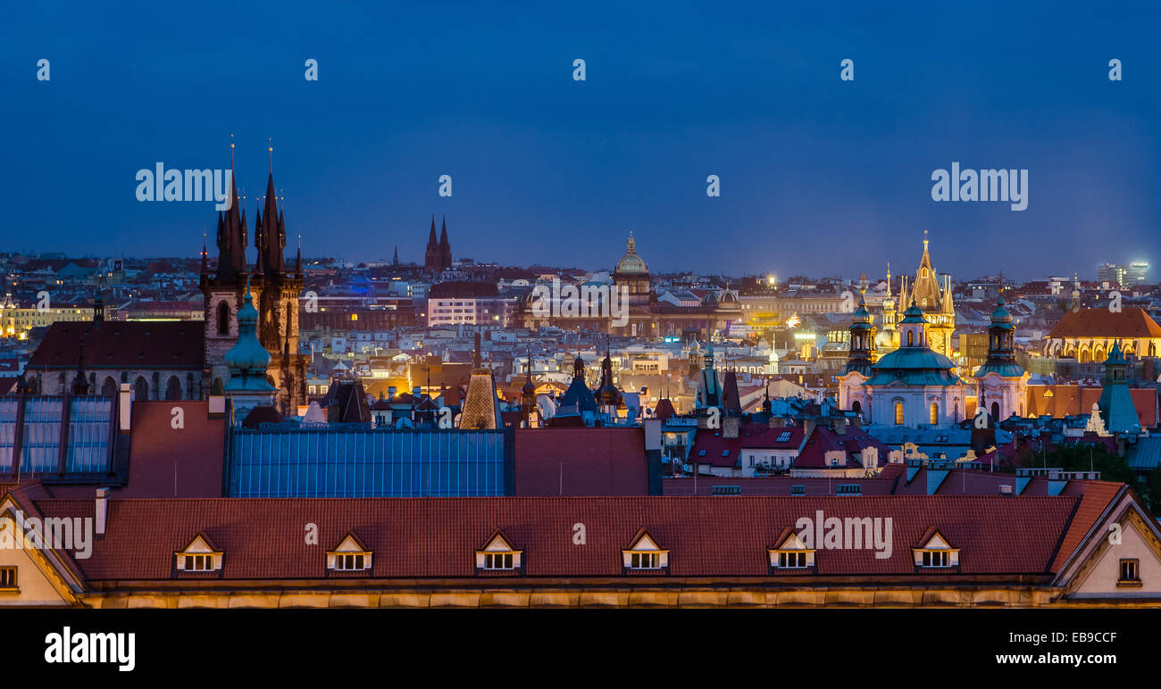 Una vista aerea della Città Vecchia di Praga, con le sue guglie e i tetti di sera. Foto Stock