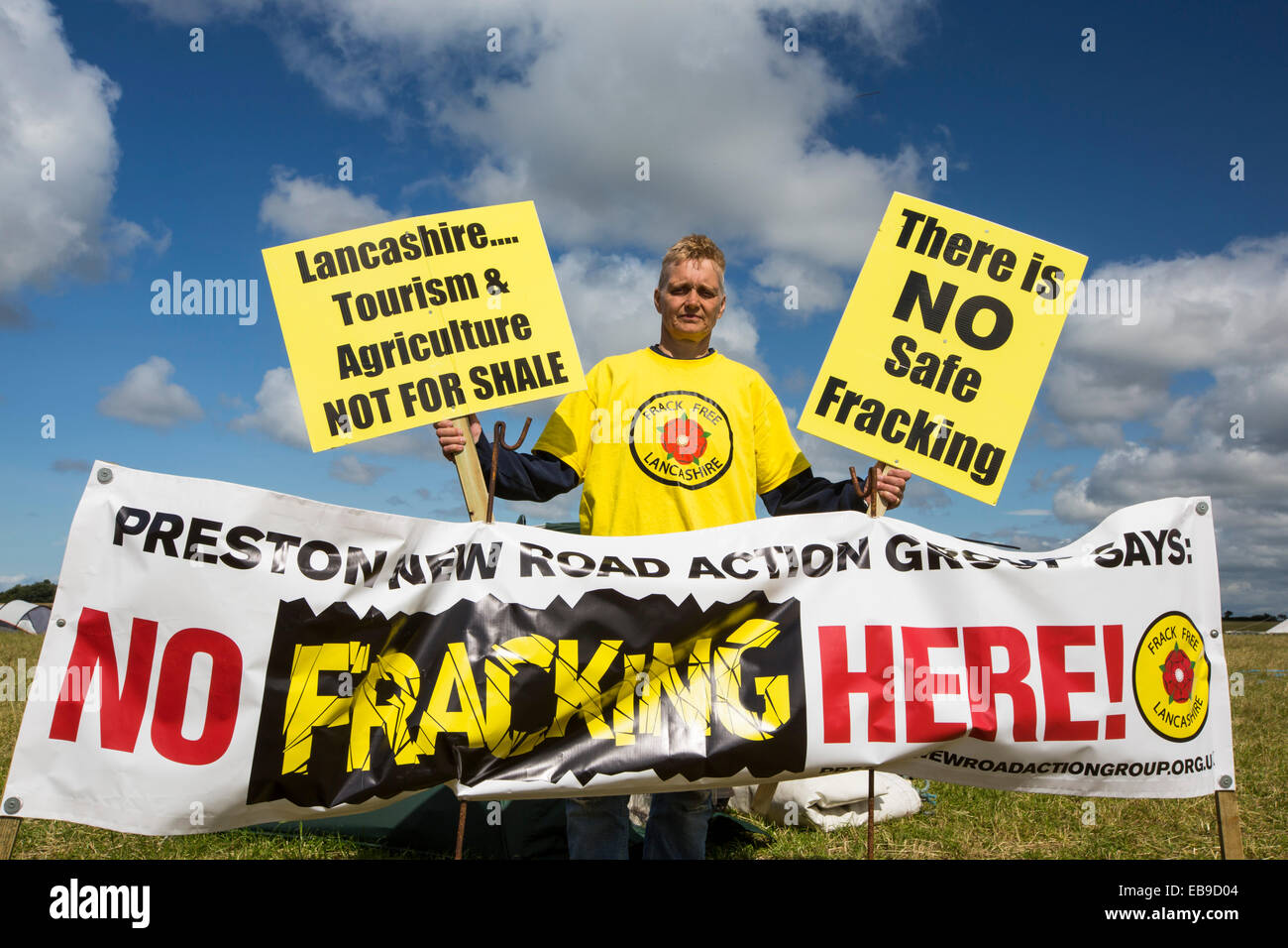 I manifestanti con un banner di protesta contro il fracking in corrispondenza di un sito di fattoria a poco Plumpton vicino a Blackpool, Lancashire, Regno Unito, dove il consiglio per la prima volta nel Regno Unito, ha concesso il permesso di pianificazione per fracking commerciale fro shale gas, da Cuadrilla. Foto Stock