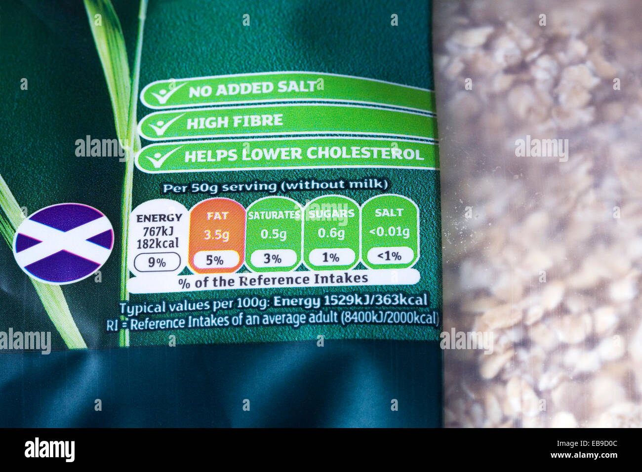Informazioni nutrizionali su un pacchetto di porridge di avena. Foto Stock