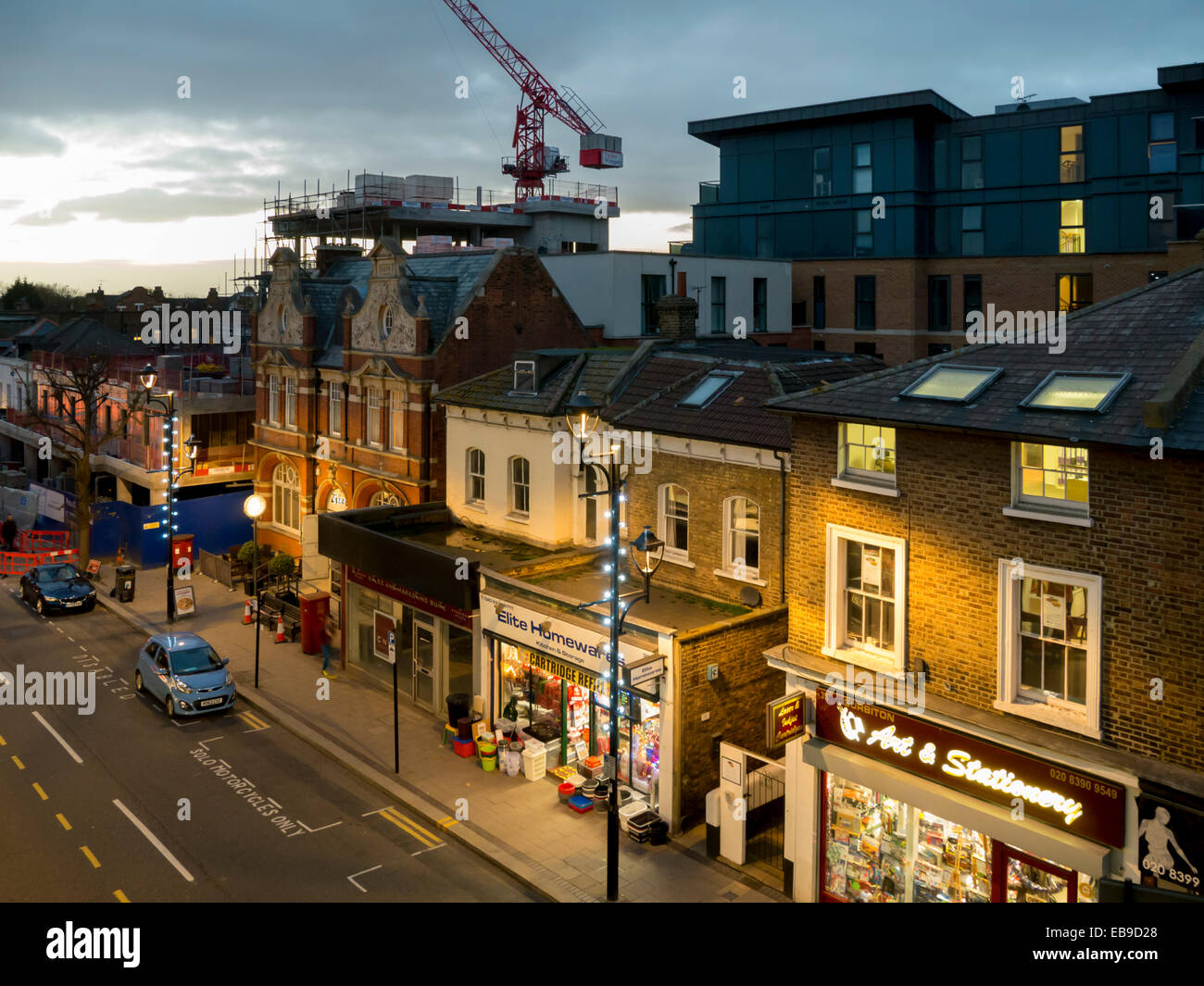 Regno Unito, Inghilterra, Surrey, Surbiton High Street crepuscolo Foto Stock