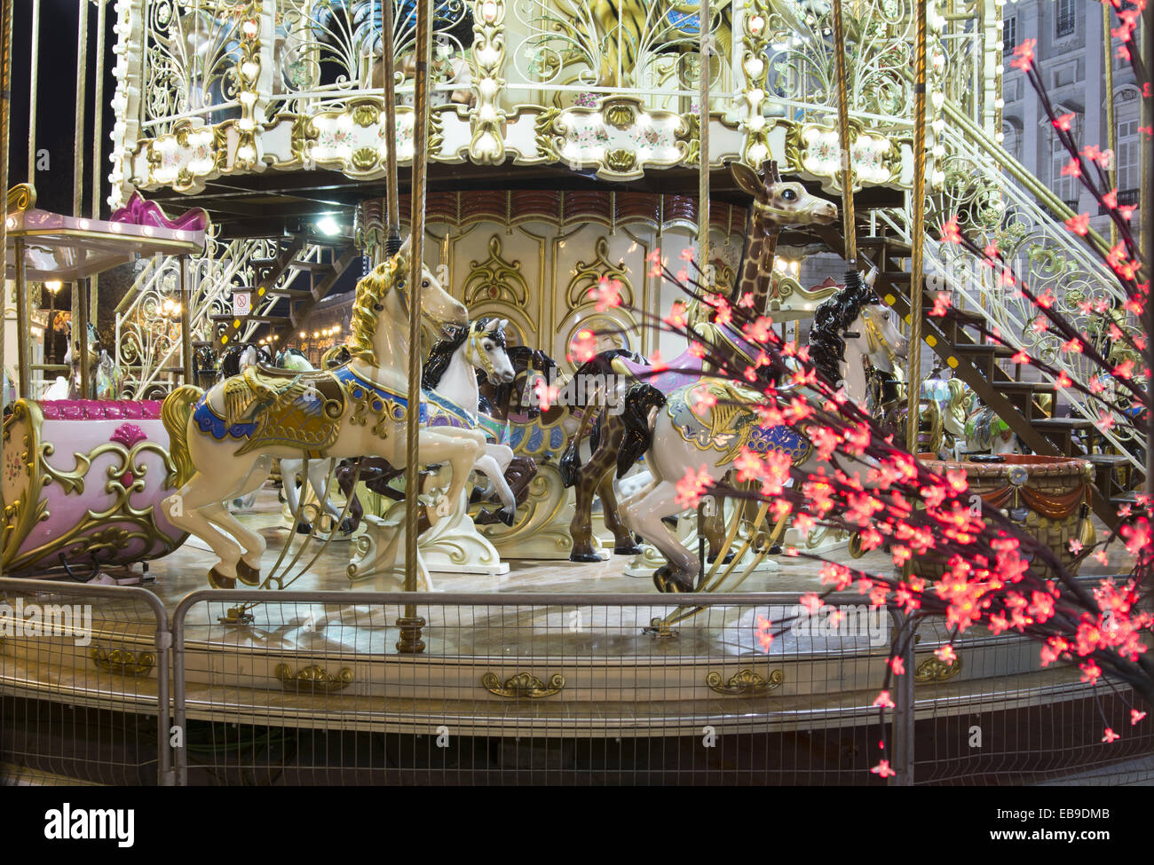 I bambini la giostra a Natale, decorato con le luci Foto Stock