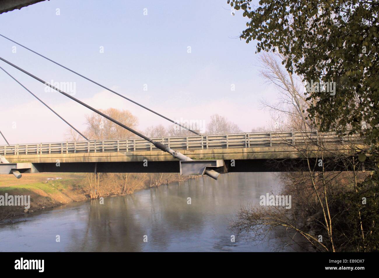 Piccolo e bellissimo ponte di ferro sul fiume Foto Stock