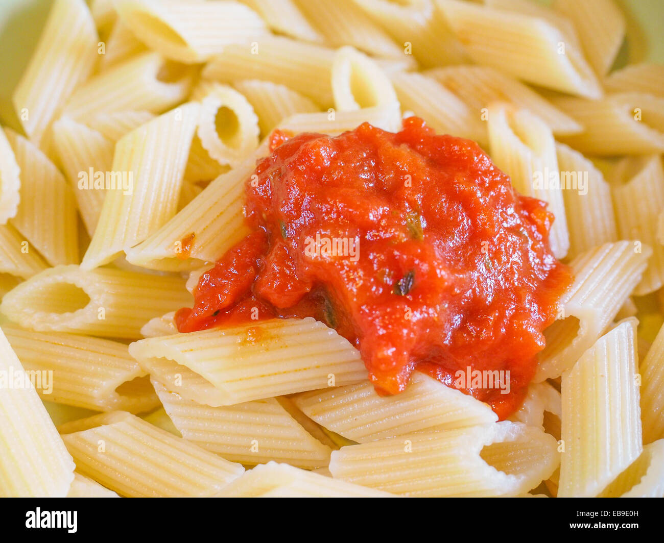 La pasta italiana al pomodoro significato pomodoro pasta cibo vegetariano da Italia Foto Stock