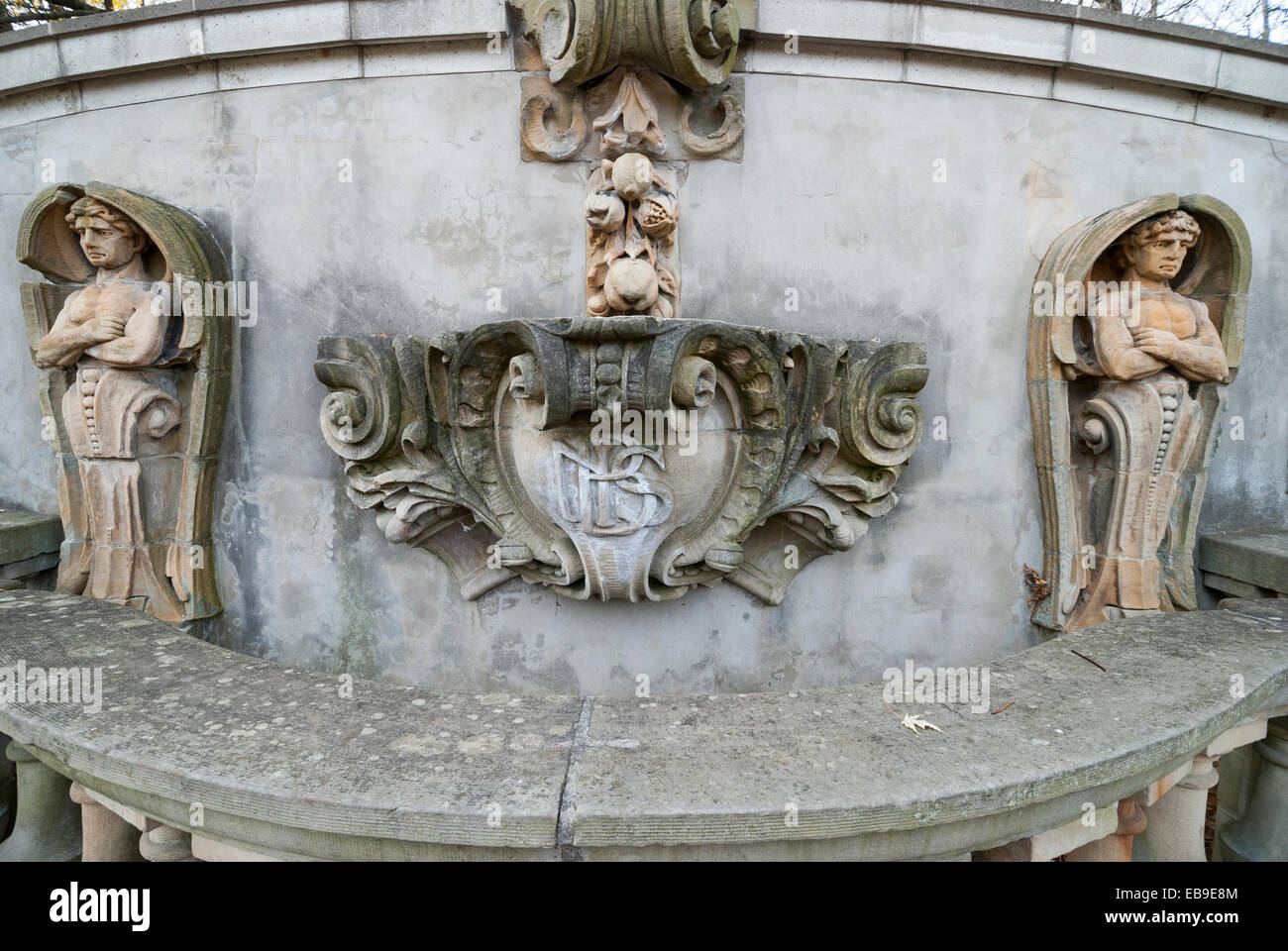 Sculture in pietra da una facciata della banca di Toronto di Nova Scotia salvato dalla demolizione e ora in Guild Sculpture Garden Foto Stock