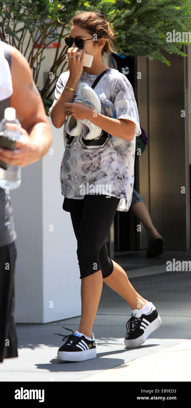 Vanessa Hudgens a piedi nella piattaforma dei formatori, lascia la sua  palestra in West Hollywood e portante una coppia di chiusura in velcro  sneakers con: Vanessa Hudgens dove: Los Angeles, Stati Uniti