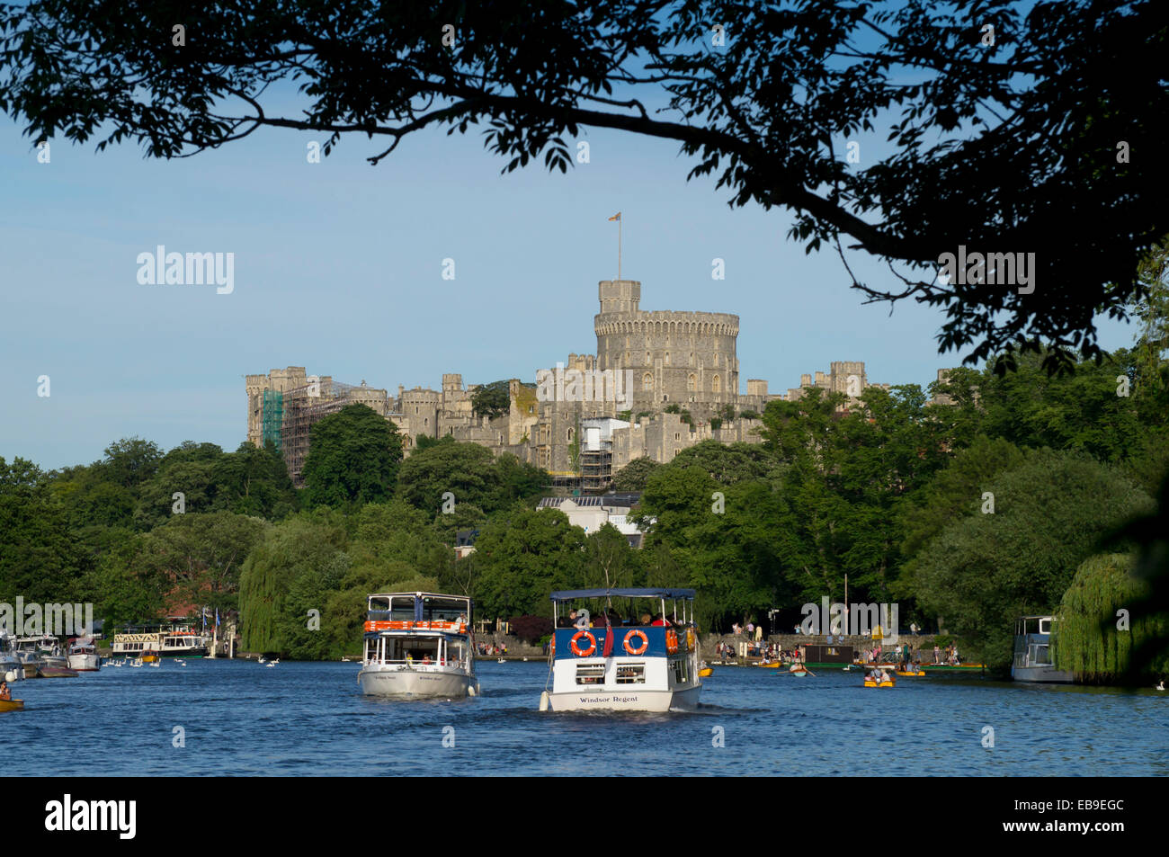 Europa, Regno Unito, Inghilterra, Berkshire, il Castello di Windsor e il fiume Tamigi Foto Stock