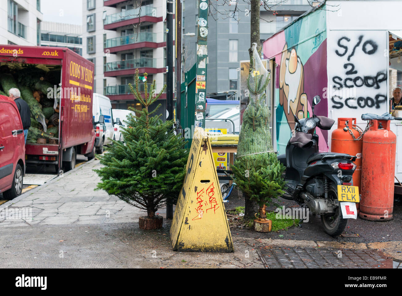 Londra:albero di Natale è in vendita in Schoreditch street Foto Stock