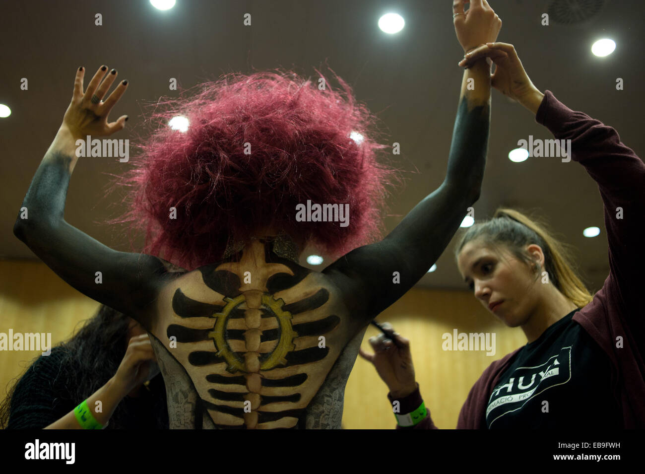 Barcellona, Spagna. 27 Nov, 2014. Una donna decorata con verniciatura scocca è realizzato durante un evento a sostegno delle donne emarginate di Barcellona. Una ONG ha organizzato una passerella a Barcellona per il beneficio delle donne di marginalizzazione. I volontari e le donne in situazione di esclusione sociale sono diventate modelli per un giorno. Credito: Jordi Boixareu/ZUMA filo/Alamy Live News Foto Stock