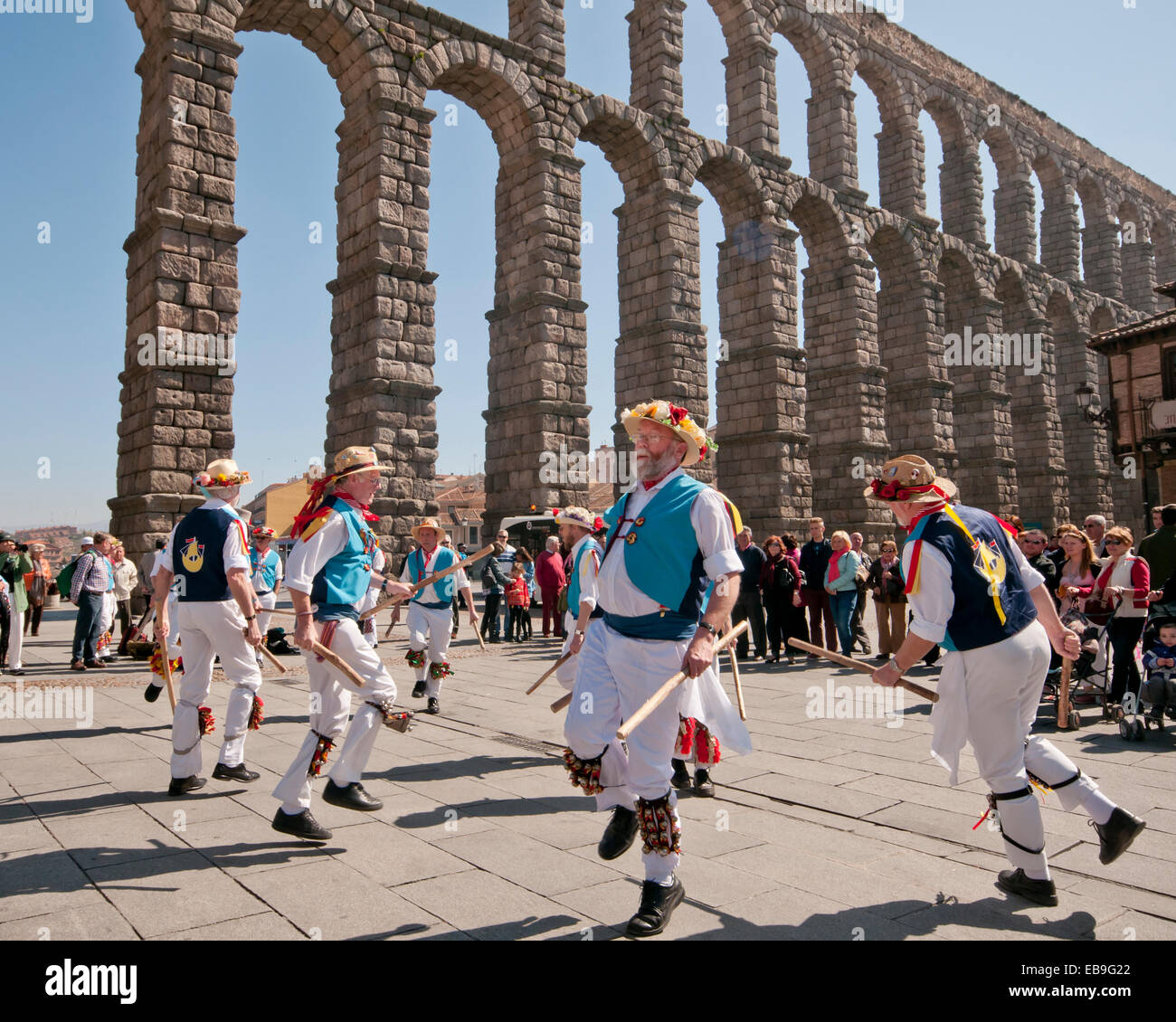 SEGOVIA SPAGNA - 16 Marzo 2014 - East Suffolk Morris uomini Dancing in the antica città romana di Segovia, Spagna con blu e bianco Foto Stock