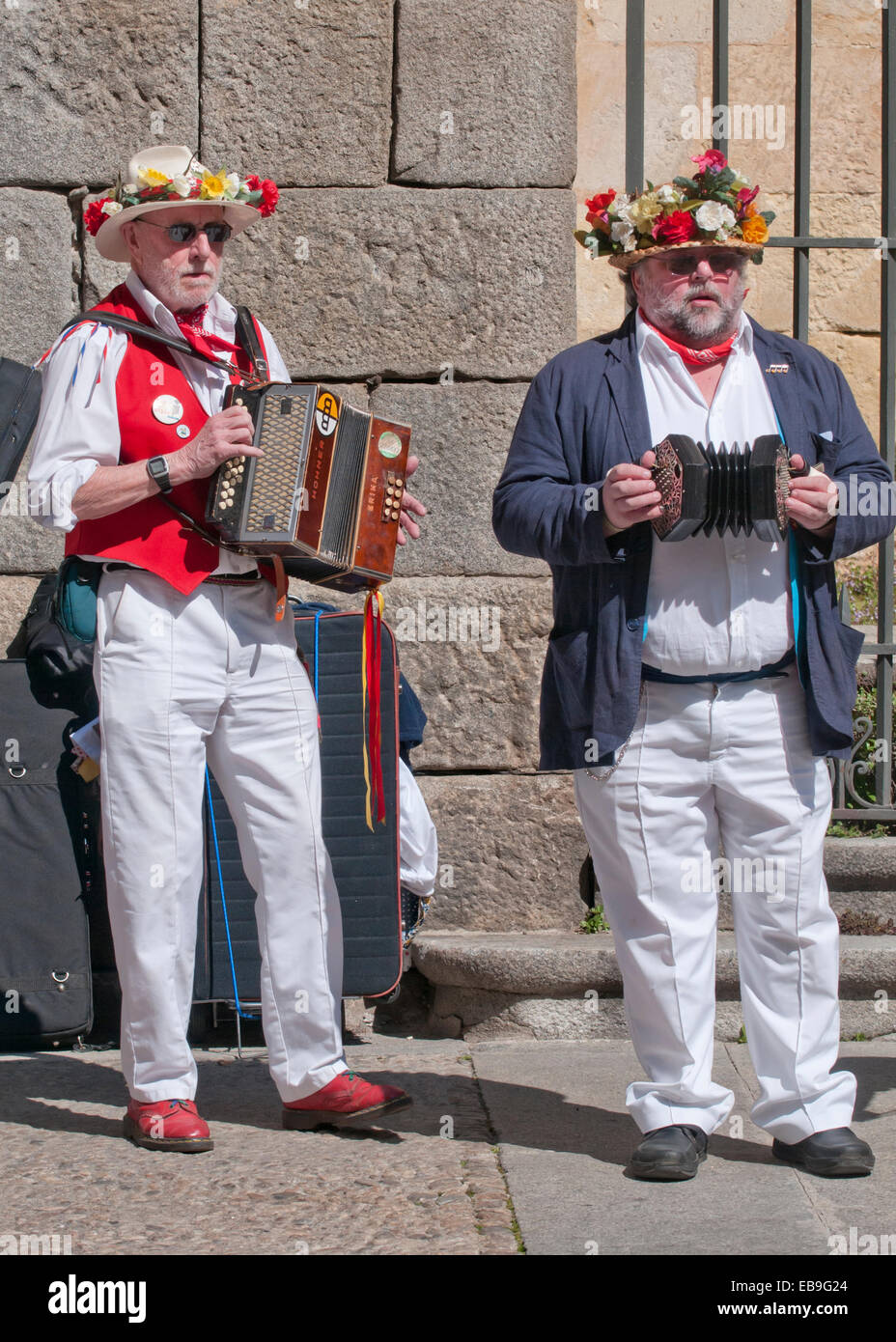 SEGOVIA SPAGNA - 16 Marzo 2014 - Musicisti della East Suffolk Morris uomini nell'antica città romana di Segovia, Spagna Foto Stock