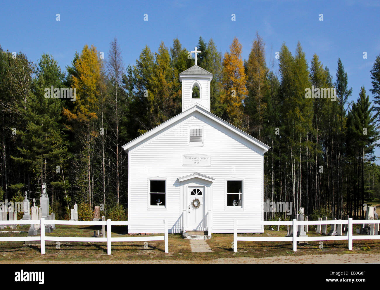 Nazione bianca chiesa con il campanile con cimitero e split bianco cancellata in Adirondack State Park. Foto Stock