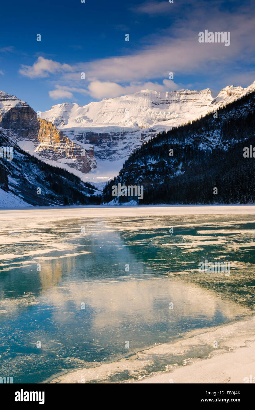 Inverno alba sul pittoresco Lago pidocchio in Banff National Park, Alberta Canada Foto Stock