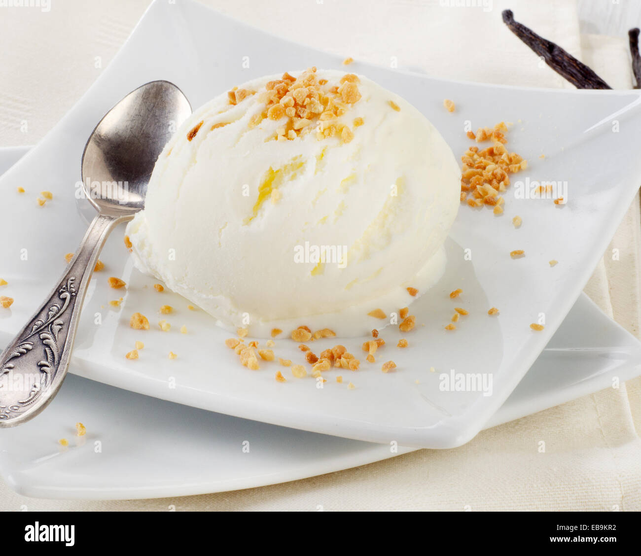 Gelato alla crema su una piastra bianca. messa a fuoco selettiva Foto Stock