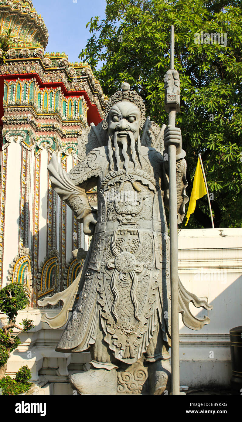 Antica statua nel complesso di Wat Pho, il Tempio del Buddha Reclinato a Bangkok, in Thailandia. Foto Stock