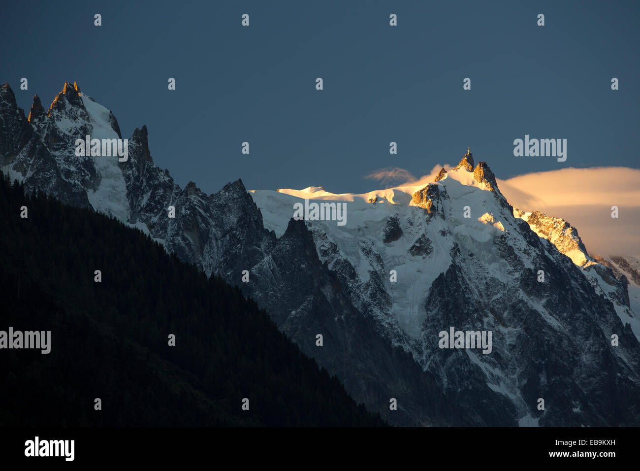 Alba luce sulla Aiguille du Midi di Mont Blanc compreso tra la gamma indicata in precedenza Chamonix, sulle alpi francesi. Foto Stock