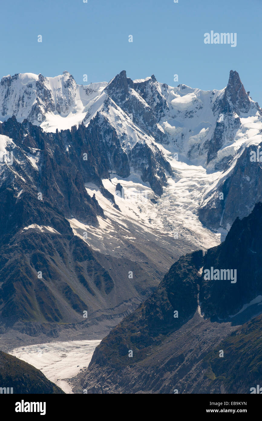 Il Drus al di sopra della Mer de Glace della Valle di Chamonix, Francia. Foto Stock