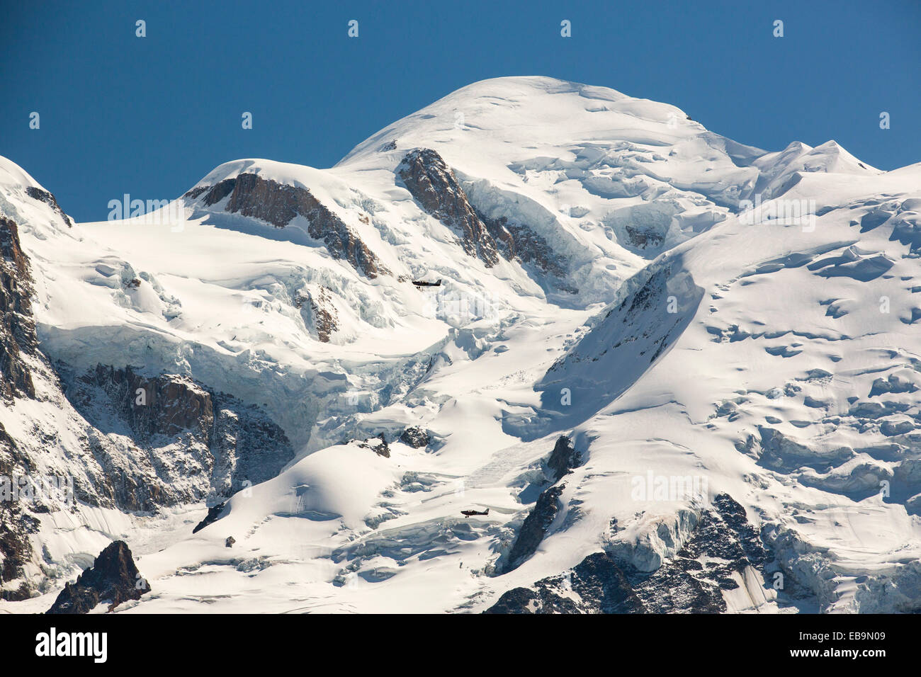 Mont Blanc e il Ghiacciaio Bossons dall'Aiguille Rouge, Francia, con piacere di due piani di volo. Foto Stock