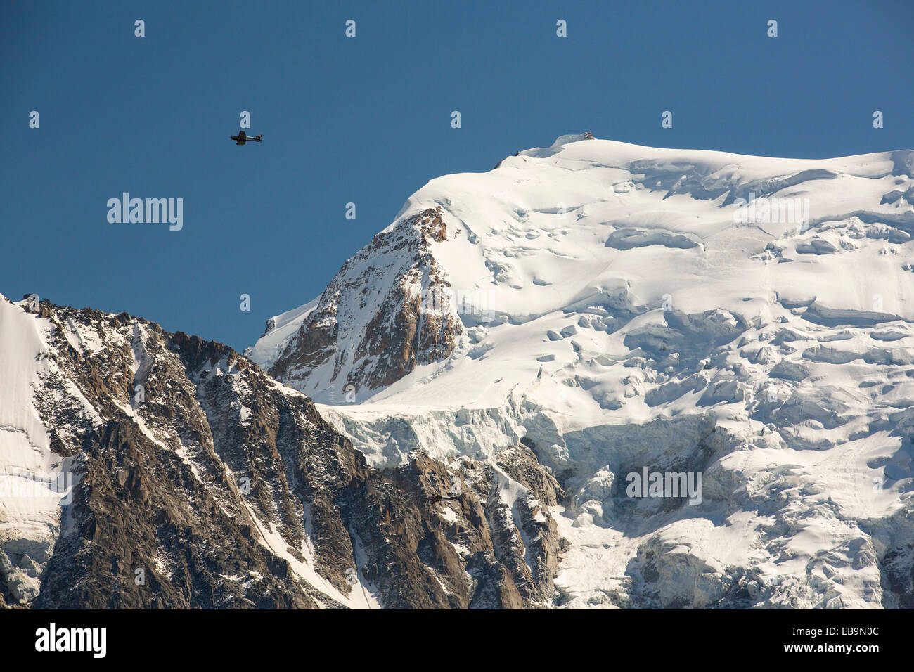Mont Blanc e il Ghiacciaio Bossons dall'Aiguille Rouge, Francia, con piacere di due piani di volo. Foto Stock