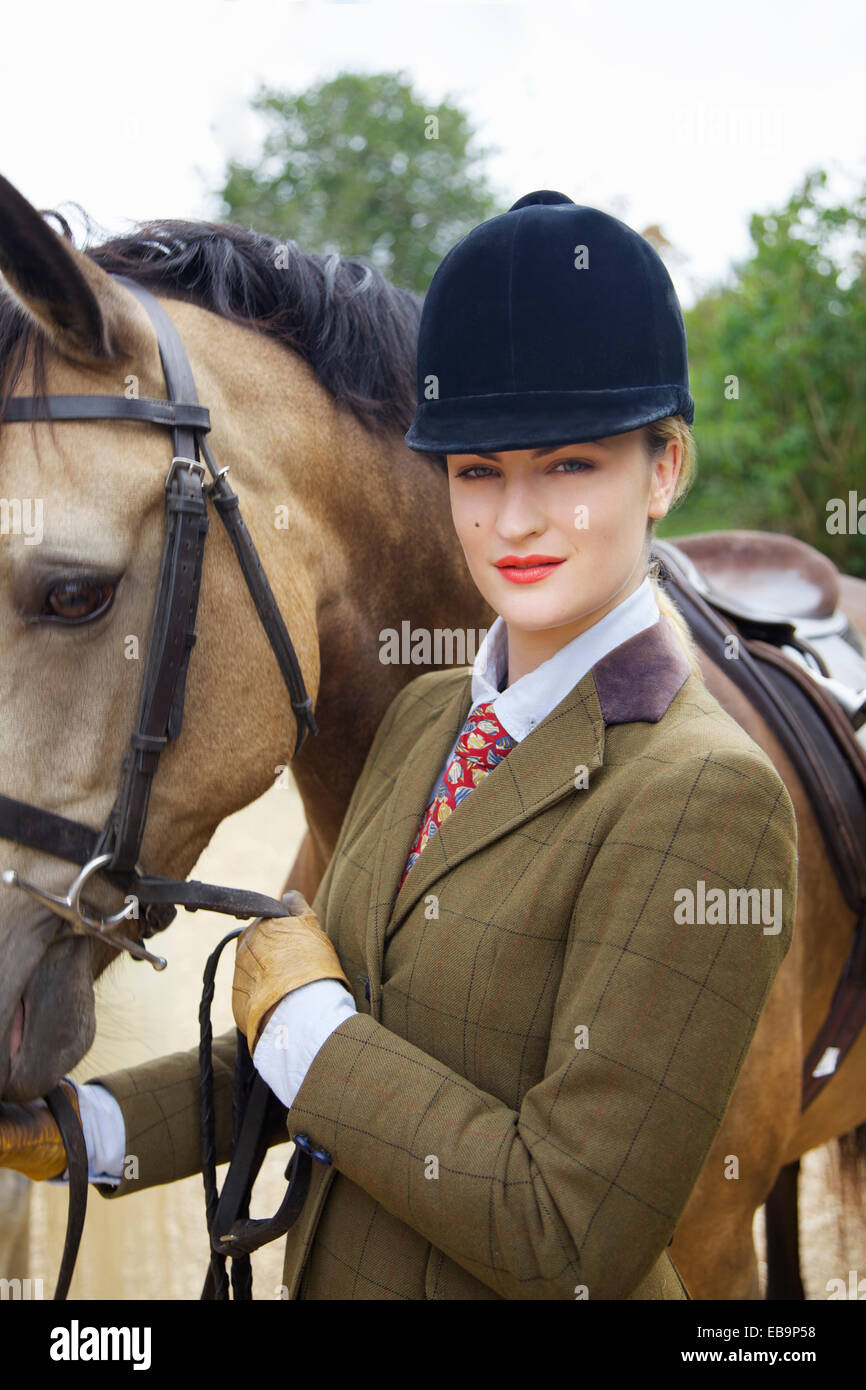Donna in costume di equitazione con cavallo Foto Stock