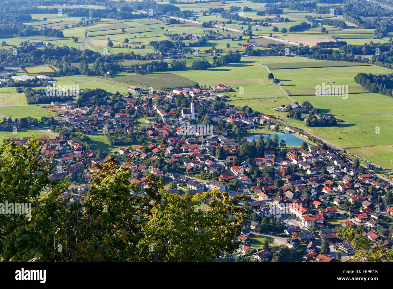 Vista dal Vertice di Petersberg su Flintsbach am Inn, Alta Baviera, Baviera, Germania Foto Stock