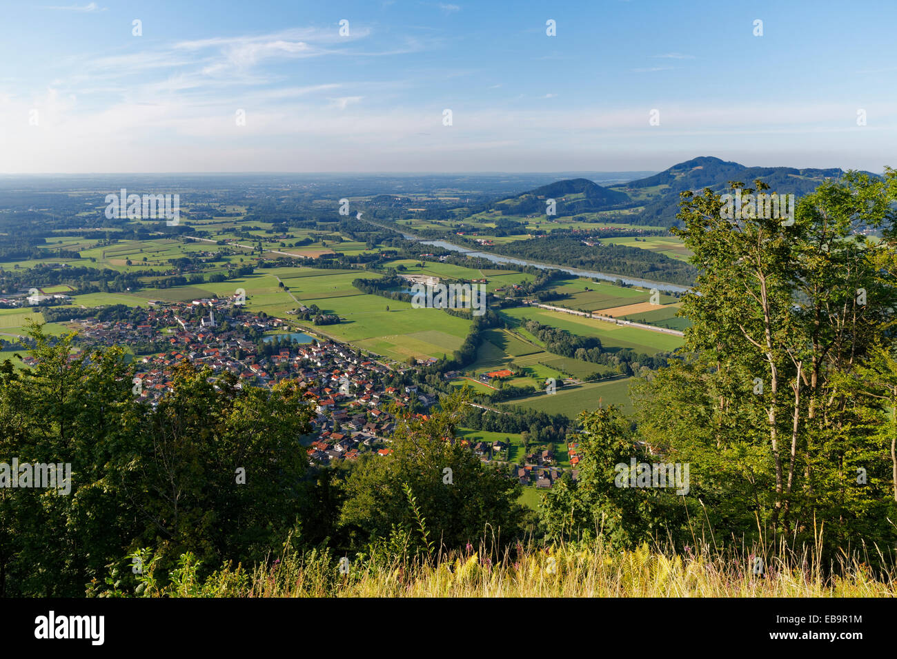 Vista dal Vertice di Petersberg su Flintsbach am Inn, Alta Baviera, Baviera, Germania Foto Stock