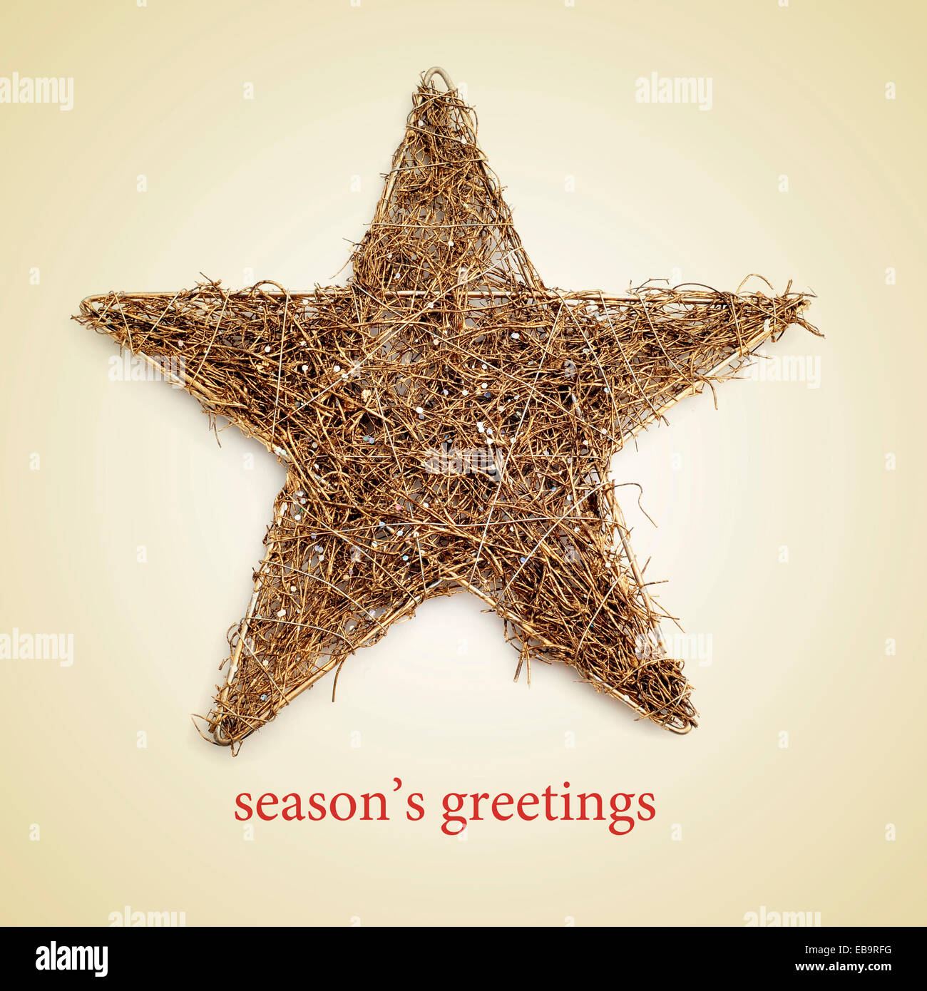 Un rustico stella di Natale e il testo stagioni saluti su un sfondo beige Foto Stock