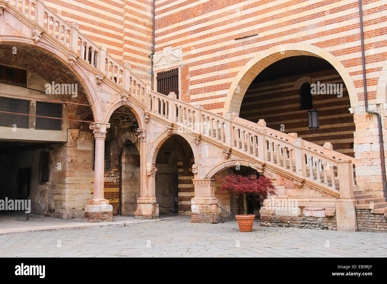 La scala della ragione nel cortile del Palazzo della Ragione di Verona, Italia Foto Stock