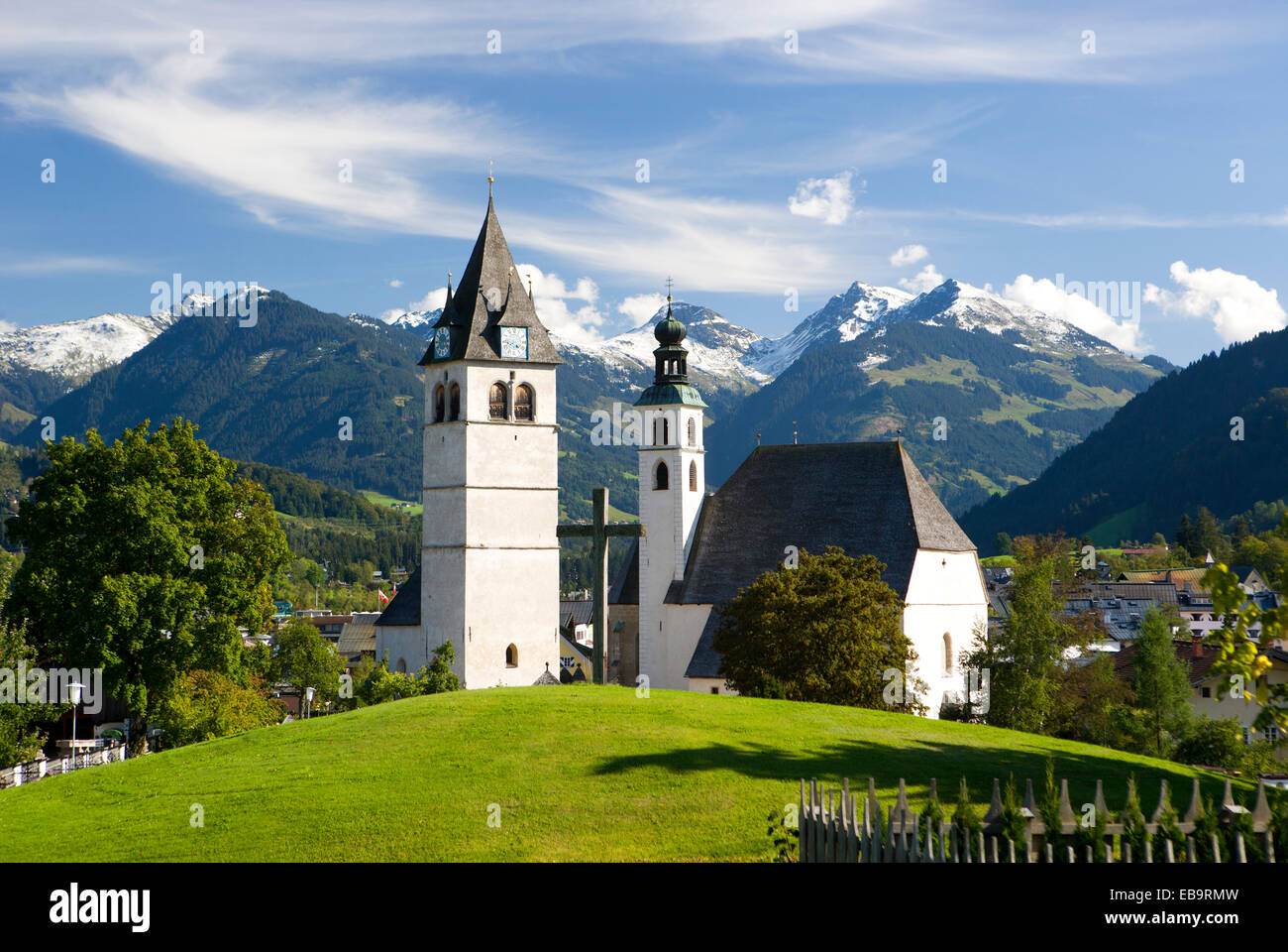 Townscape nella parte anteriore delle Alpi di Kitzbühel, Chiesa parrocchiale di Sant'Andrea e la chiesa di Nostra Signora, Kitzbühel, Tirolo, Austria Foto Stock