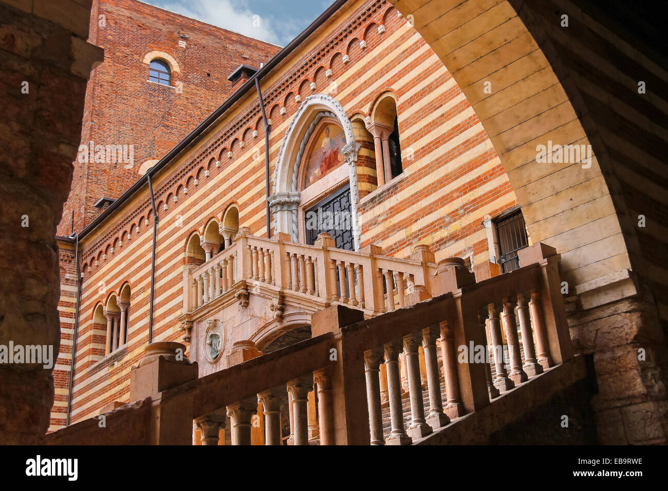 La scala della ragione nel cortile del Palazzo della Ragione di Verona, Italia Foto Stock