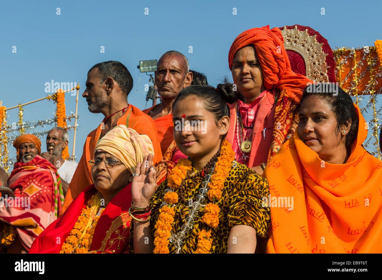 Gruppo di sadhus, santi uomini e sadhvis donne sante, che partecipano alla processione di Shahi Snan, il royal bath Foto Stock