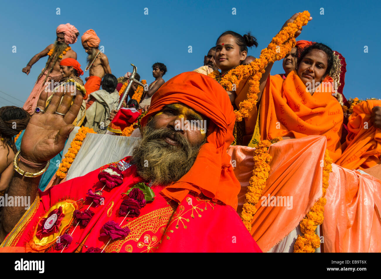 Gruppo di sadhus, santi uomini e sadhvis donne sante, che partecipano alla processione di Shahi Snan, il royal bath Foto Stock