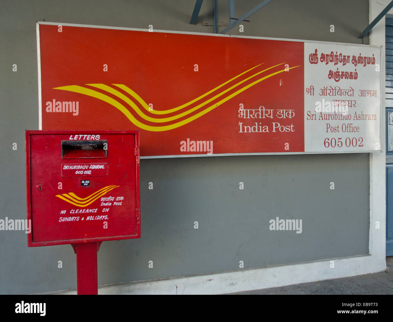 Ufficio postale nella ex unione francese territorio di Pondicherry, Tamil Nadu, India Foto Stock