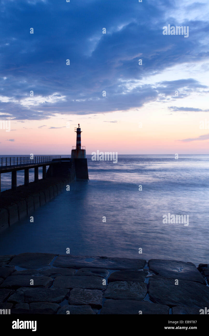 Ampio Porto luce all'alba camminare sul mare Northumberland Inghilterra Foto Stock