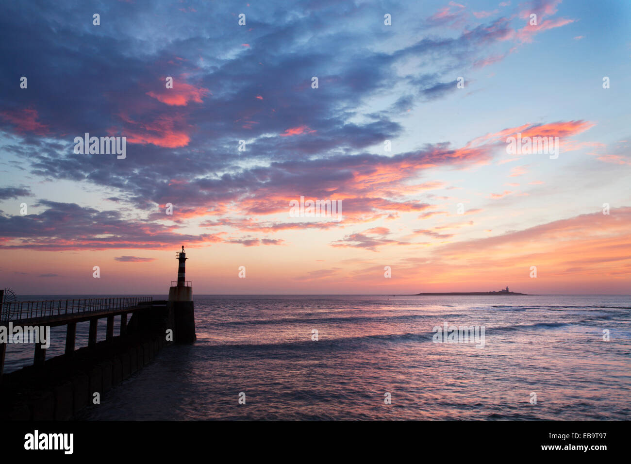 Luce di Porto e Coquet Island all'alba camminare sul mare Northumberland Inghilterra Foto Stock
