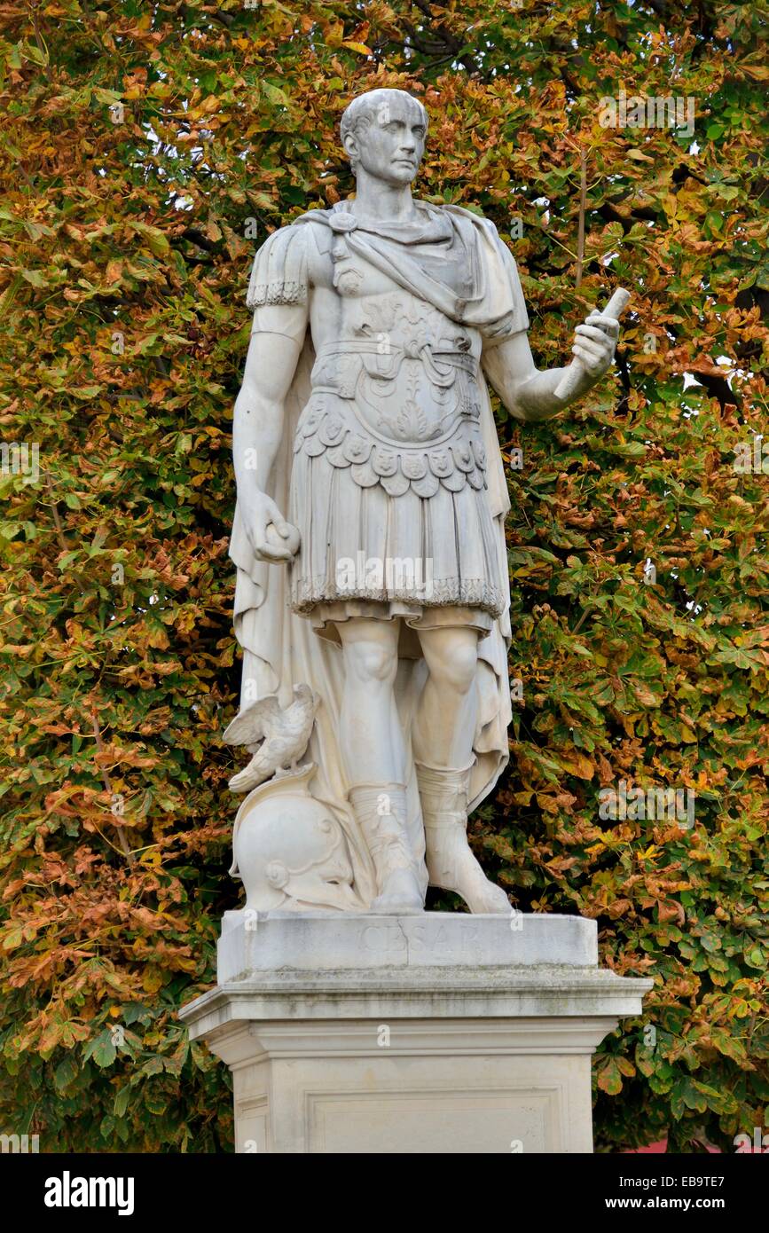 Statua di Gaio Giulio Cesare, imperatore romano, nel Jardin des Tuileries, Giardino delle Tuileries, Parigi, Francia Foto Stock