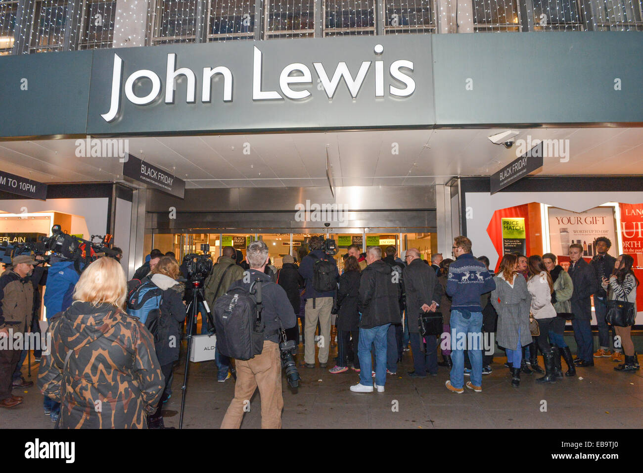 Oxford Street, Londra, Regno Unito. Il 28 novembre 2014. Venerdì nero Bargain cacciatori coda fuori John Lewis attende per il negozio per aprire a 8am. Credito: Matteo Chattle/Alamy Live News Foto Stock