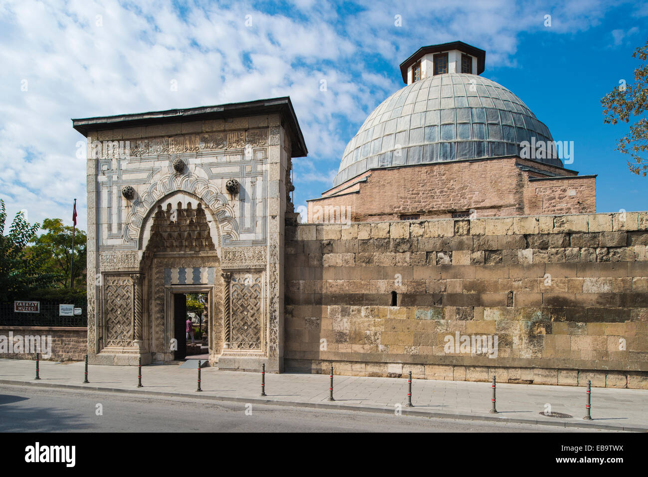 Portale della Karatay madrasa, una ex scuola di Islam, del XIII secolo, oggi un museo della ceramica, Ferhuniye Mh., Konya, Turchia Foto Stock