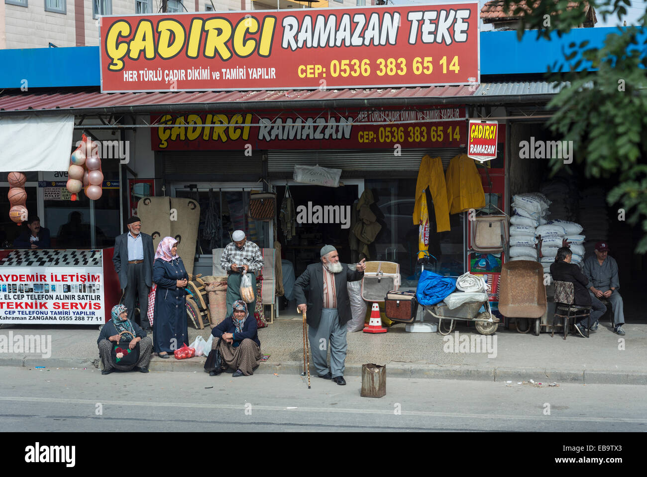 Le persone in attesa di un taxi condivisi, Şükran, Konya, Turchia Foto Stock