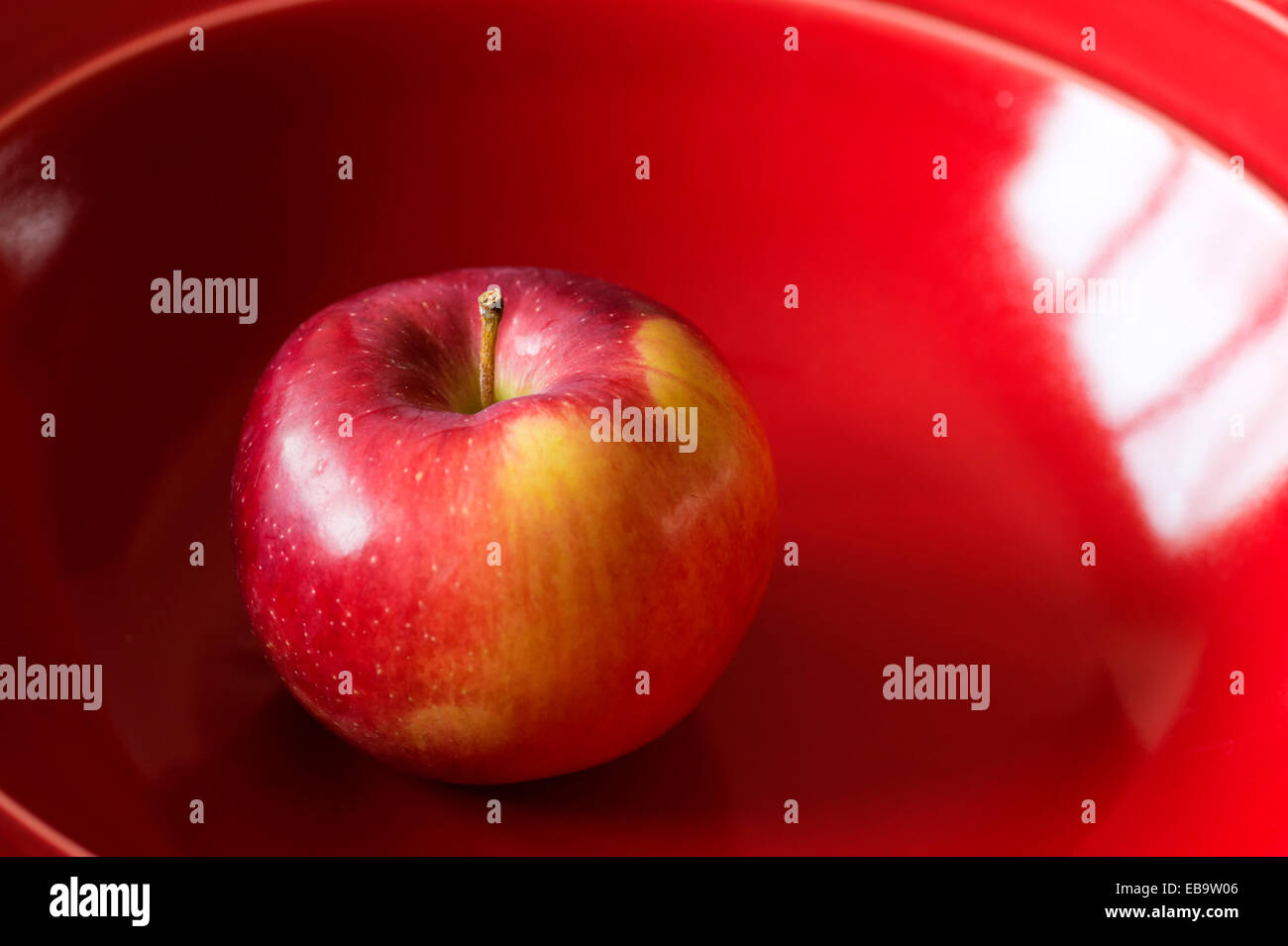 Apple in rosso lucido ciotola Foto Stock