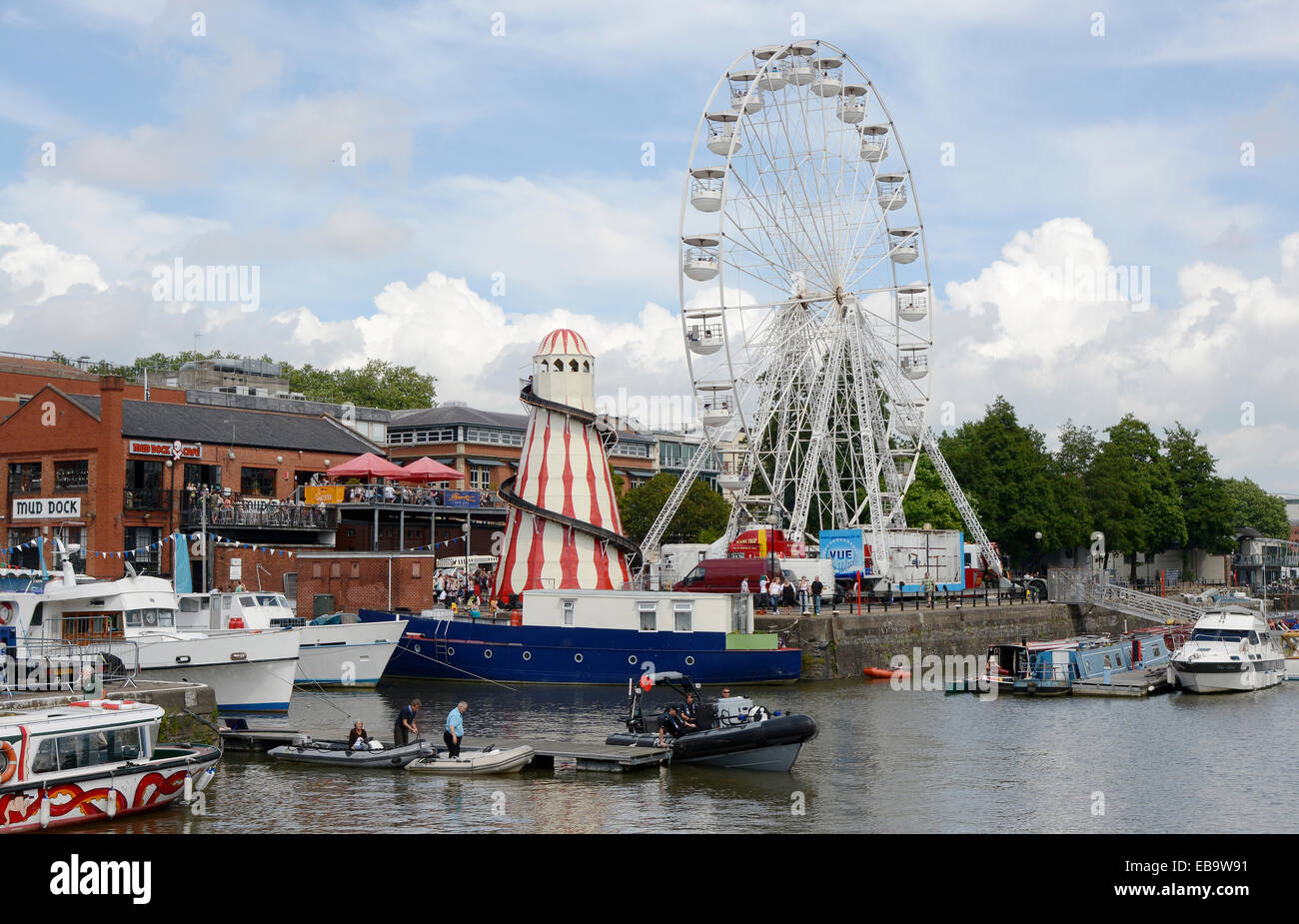 Le persone che si godono il porto di Bristol Festival presso lo storico porto di Bristol. Avon. Con barche e divertimenti Foto Stock