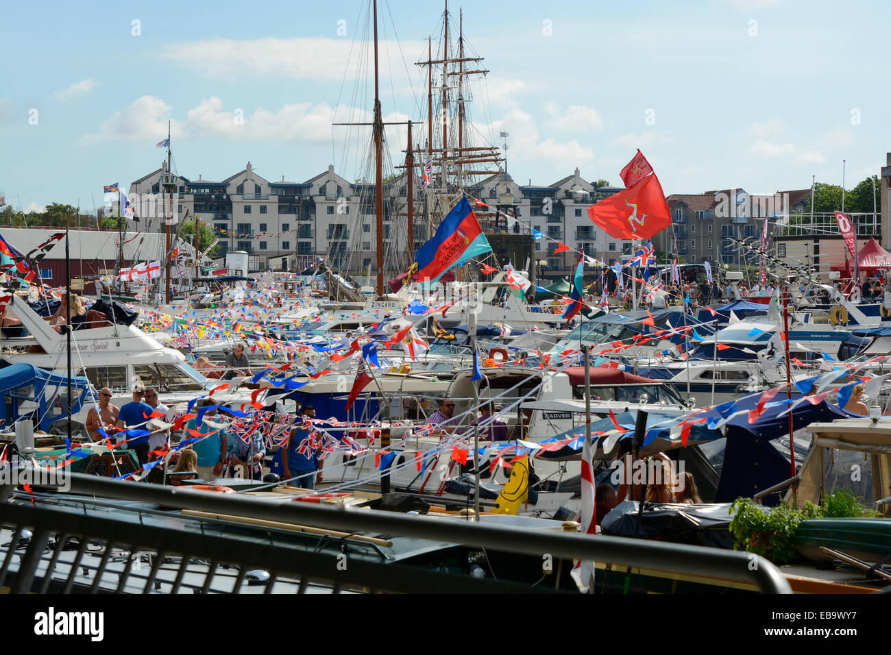 Barche ormeggiate presso il porto di Bristol Festival in porto storico. Bristol. Avon. Con la folla di persone Foto Stock