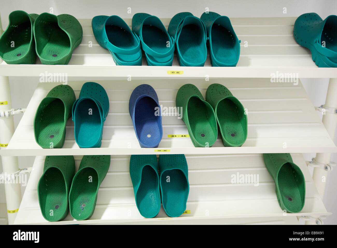 Scarpe, sala operatoria zoccoli, chirurgia, Ospedale Donostia, San  Sebastian, Gipuzkoa, Paesi Baschi Foto stock - Alamy