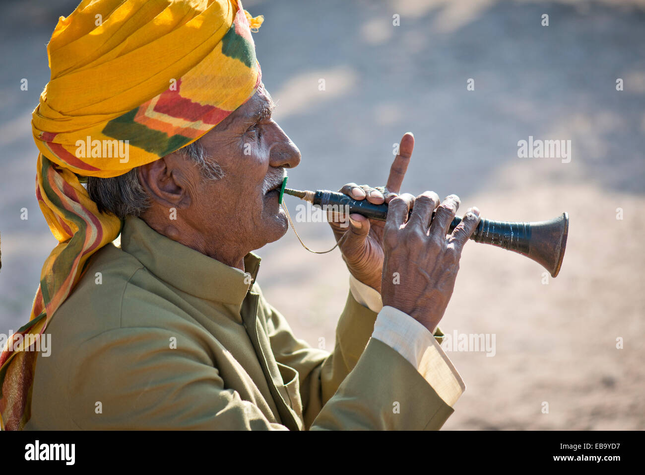 Flauto giocatore indossa un turbante giallo, Forte Mehrangarh, Jodhpur, Rajasthan, India Foto Stock