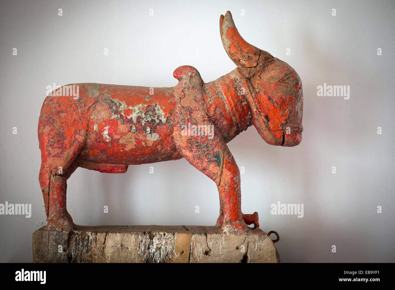 Nandi, Bull, Monte del dio indù Shiva, scultura lignea, Kochi, Kerala, India Foto Stock