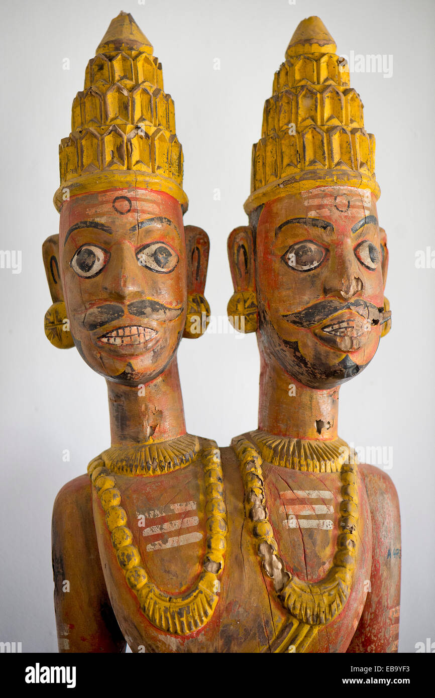 La scultura in legno con due teste maschio, Kochi, Kerala, India Foto Stock