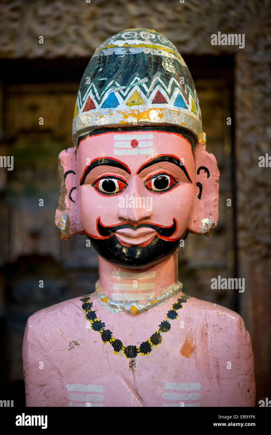 La figura di un inseguitore di Shiva, scultura lignea, Kochi, Kerala, India Foto Stock